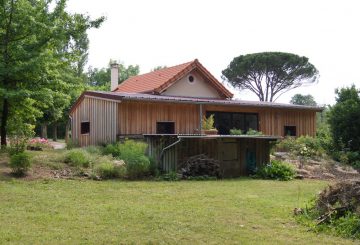 Extension d’un pavillon type « Garde-barrière », par Julien DUMOLARD architecte DPLG