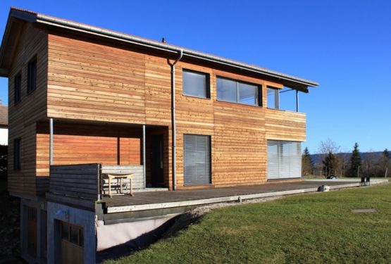 Maison en bois sur les crêtes du Jura, par CAMBIUMS