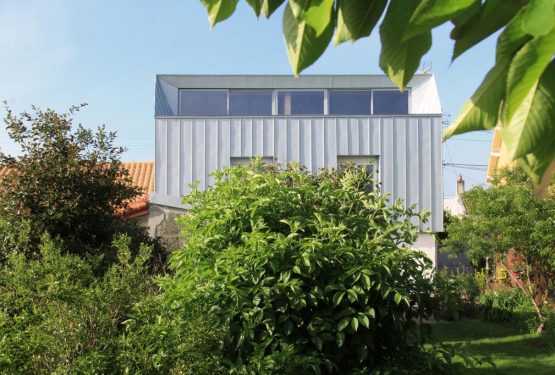 Maison FV – Surélévation à La Roche-sur-Yon (85), par Atelier Ose